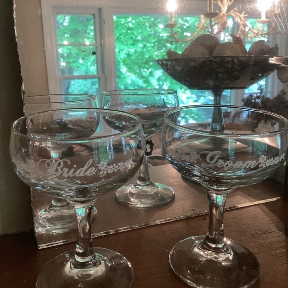 Vintage Bride Groom Champagne Toasting Glasses - Picture 3 of 9